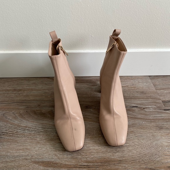 Beige heeled boots with gold zipper - Picture 2 of 4